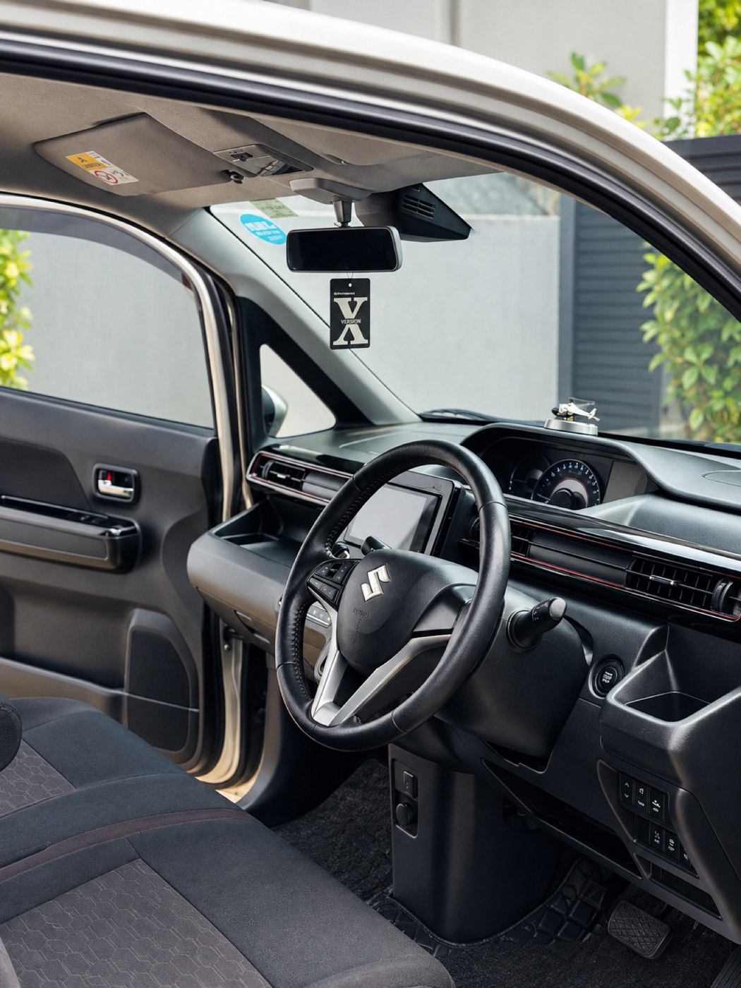 Clean driver area in the Suzuki Wagon R